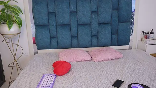 Anais aradia online show from April 8, 8:49 am