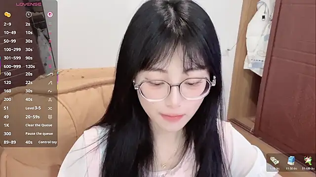 4uoki online show from April 18, 4:42 pm