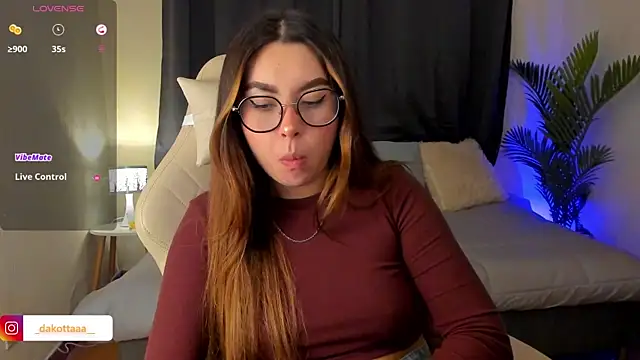 dakottaa  online show from November 7, 11:31 pm