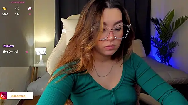 dakottaa  online show from October 15, 11:40 pm