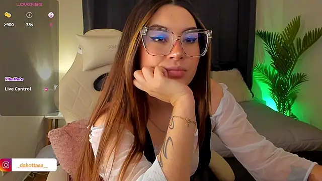 dakottaa  online show from November 1, 12:04 am