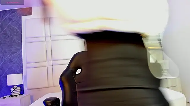 charlottewhitte online show from April 18, 11:56 am