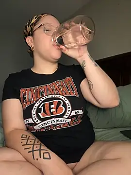 QueenNuttCollector online show from November 2, 10:29 am