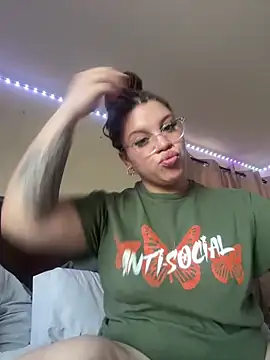 QueenNuttCollector online show from December 18, 5:39 pm