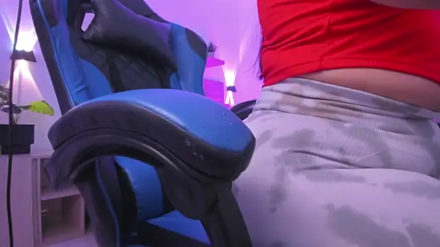 izaro22 online show from December 5, 12:50 pm