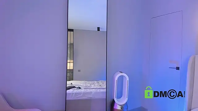 Wallflowerr online show from October 23, 3:18 pm