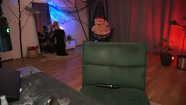 LaraPunkt online show from October 31, 9:13 am