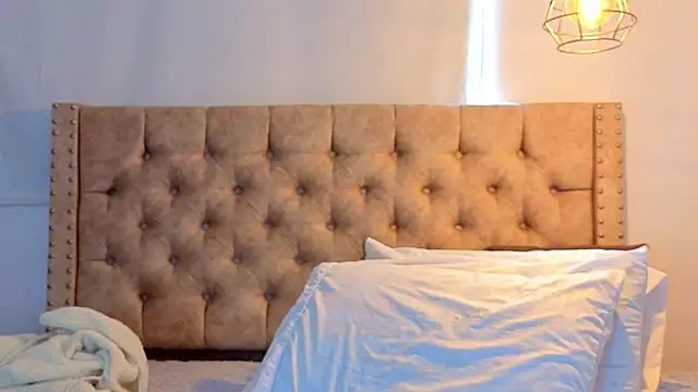 KeryHillson online show from April 5, 2:27 pm