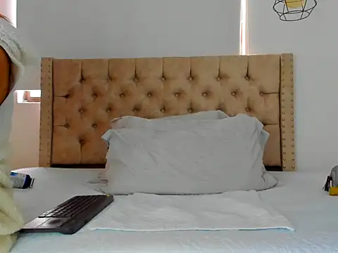 KeryHillson online show from October 3, 3:06 pm