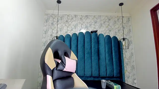 nalalye cruzz  online show from January 17, 2:52 am