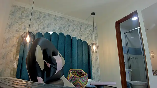 nalalye cruzz  online show from October 9, 2:59 am