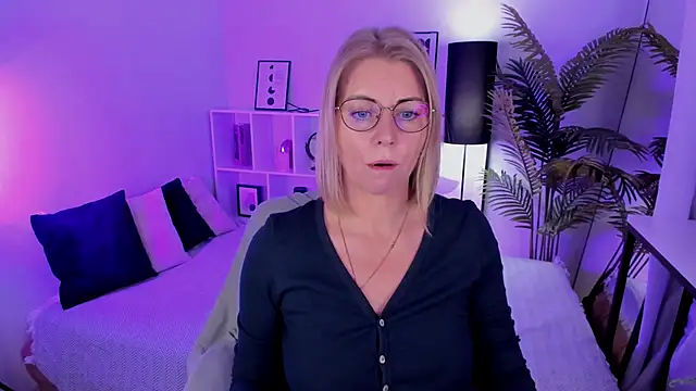 Annie Light online show from October 25, 1:30 pm