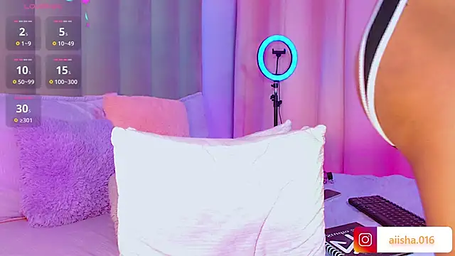 AiishaRose online show from October 14, 5:15 pm