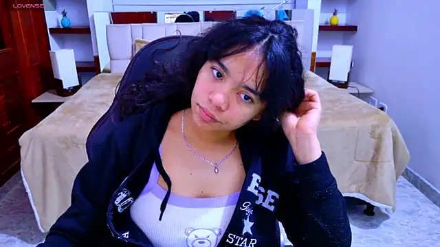 laureentt  online show from October 7, 3:44 am