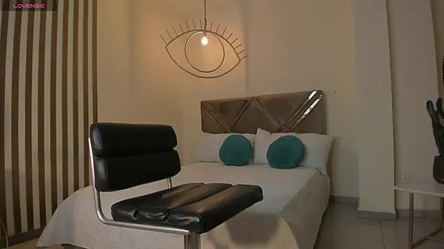 LizzHamilton   online show from October 18, 10:33 pm